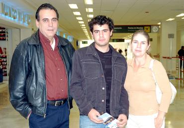 vi_07122005_2 Iván Cuéllar viajó a Mérida, lo despidieron  Ernesto y Karla Cuéllar.