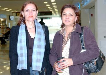 vi_07122005_1Gabriela Treviño viajó a Turquía, la despidió Marcela Treviño.
