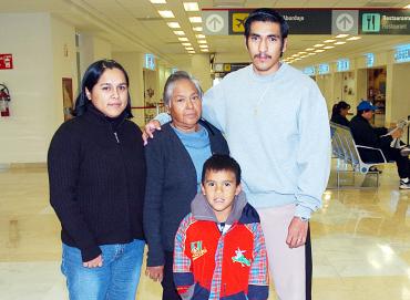 vi_05122005_0 Taydé Yáñez viajó a Tijuana, la despidieron Luis, y María Ramírez y Mauro Mijares
