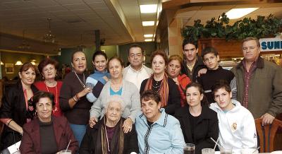gr_0712005_1 La señora Catalina Pérez Vda. de Hernández festejó sus 96 años de vida, con una agradable reunión en la que estuvo acompañada por sus hijos.