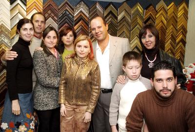 gr_0712005_2 Pilar González de Casas, Fernando Casas, Celina Casas, Celina Hernández, Víctor González Barreiro, Sara Gil, Víctor González Gil y otros amigos, en reciente convivio.