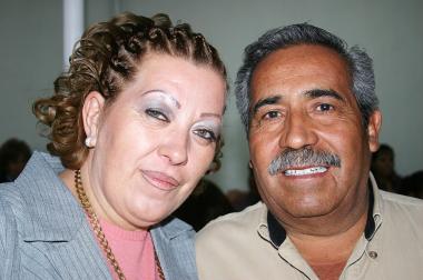 pa_06122005_1 
María Elena de Ibarra acompañada por su esposo Hipólito Ibarra Reyes, en el festejo que le organizaron por motivo de su cumpleaños