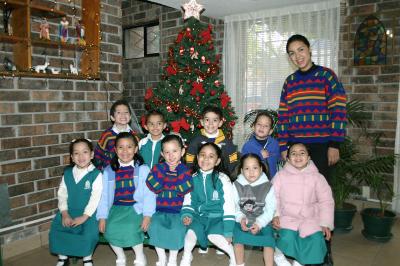 gr_08122005_2 
Ricardo, Eduardo, William, Boone, Mariano, Annel, Shanty, Mariana, Abigail, Frida y Vanesa, con su maestra.
