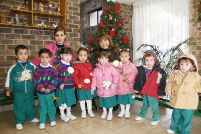 gr_08122005_0 
Adriana, Ana Criz, Alex, Nazle, Ana Sofía, Tato, Maripily y José Ángel, con sus maestras.