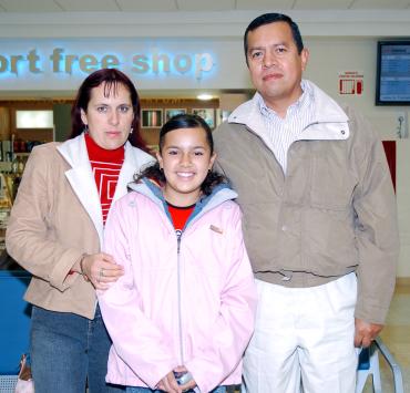 vi_08122005_3 
Olga, David y Olga García viajaron al D.F.