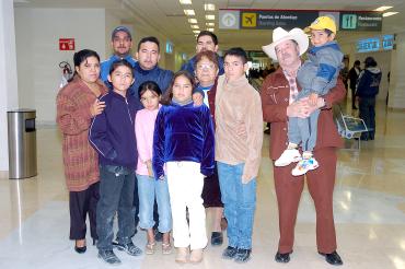 vi_08122005_1 
César Saldaña viajó a Tijuana y fue despedido por la familia Saldaña Sifuentes.