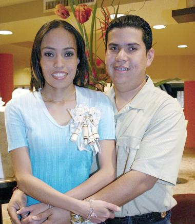 pa_09122005_3 
Magdalena Román García y Hugo Gerardo Dovalí, en la despedida de solteros que les organizaron hace unos días