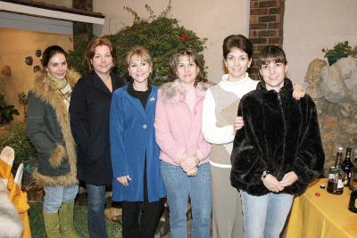 gr_09122005_1 
Graciela Llama junto a sua hermanas Blanca, Lourdes, Paty, Malena y Gaby Llama, el día que celebró su cumpleaños
