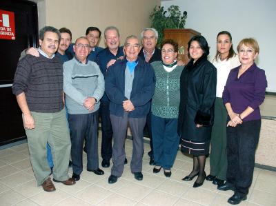 gr_09122005_2 
Pbro. Luis Otavio Solís Lozano S. J. con un grupo de amigos que le organizaron una emotiva despedida