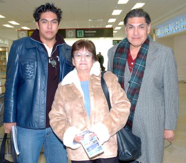 vi_09122005_0 
Graciela Gutíerrez viajó a Ensenada, la despidieron Felipe y Daniel Martínez