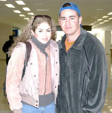 vi_09122005_2 
 Norma Aguirre viajó al DF, la despidió Agustín Cárdenas
