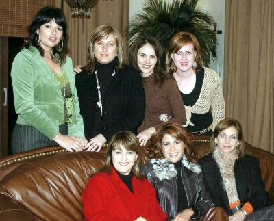 gr_10122005_0
 Bárbara de la Garza celebró una reunión navideña en compañía de sus amigas