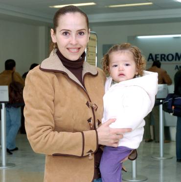 vi_10122005_2 
 Yadira y Arantza Salgado viajaron con destino a la Ciudad de México