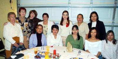 gr11122005_1 
Edith Molina Canales disfrutó de agradables momentos junto a sus invitadas en la despedida de soltera que le organizaron sus familiares por su próxima boda