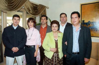 gr11122005_11
Señora Conchita Anzures de Arias celebró su santo en compañía de sus hijos Fernando, Eduardo, Juan Carlos, Cony y José Ramón.