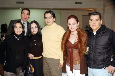 gr11122005_6 
María Elena de Garza, Francisco Rubio, Yajaira, Claudia  y Chava Álvarez, en una posada con motivo de la próxima llegada de la Navidad.