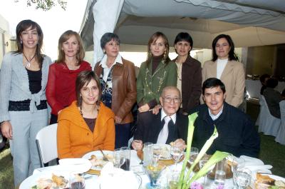 gr11122005_7 
Mily de Castillo, Pbro. Beto, José Ramón Arias, Pily Ramírez, Paty Medinaveitia, Elvira de Núñez, Rosarín Arias, Luly Salum y Glioria Dueñes.