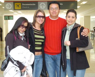 vi11122005_0 
Ale y Faby Rivera viajaron a Tijuana, las despidieron Luis Ávila y Yamila López.