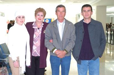 vi_13122005_ 0 
Francisco, Karla, Francisco de Anda y Ofelia Siller viajaron a Los Ángeles