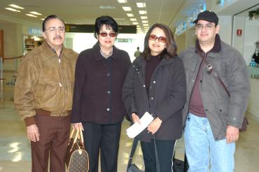 vi_13122005_ 1
Marcela Porras y Alberto Nolasco viajaron con destino a Egipto, los despidieron Hortensia y Enrique Porras
