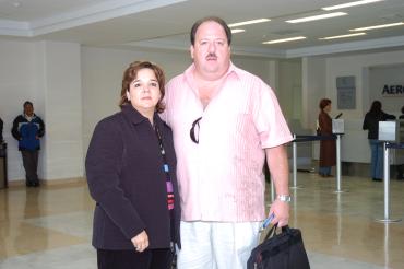vi_13122005_ 2
Guillermo Flores viajó a Cancún y fue despedido por Leticia Galán