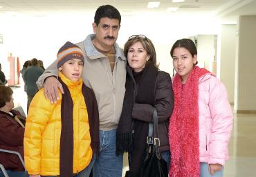 vi12122005_3
 Olga López César GOnzález y Elda Rangel viajaron a Nueva York, los despidió Rogelio González