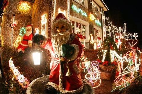 Casa decorada con luces navideñas fue captada en Hamburgo al norte de Alemania .