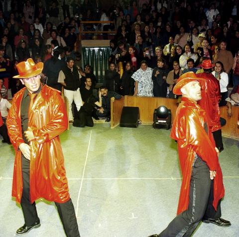 De elegantes vaqueros de rojo llamaron la atención de las presentes.