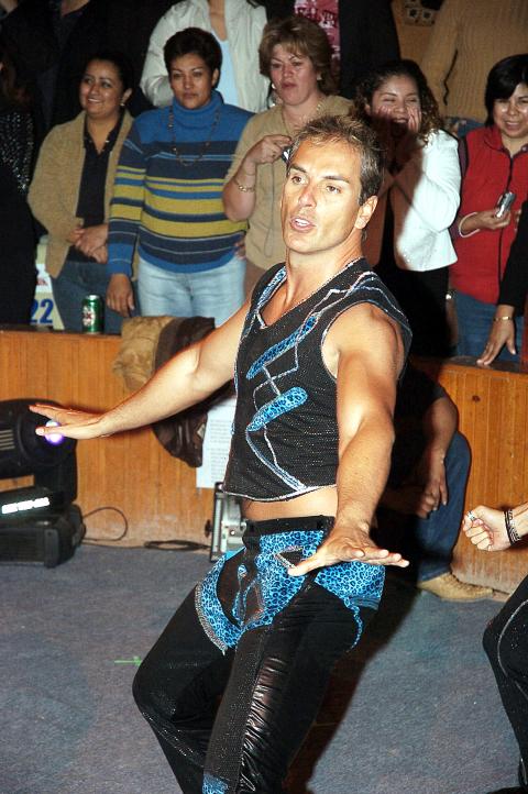 El ex Garibaldi, Xavier Ortiz realizó sexys movimientos.
