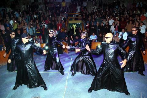 El lugar no lució a su máxima capacidad pero ni falta que hizo, pues las damas -y uno que otro caballero que acompañó a su pareja- desbordaron emociones y gritaron cual ejército en batalla tras cada una de las provocativas coreografías del sexteto, las cuales no fueron ni muy espectaculares ni muy coordinadas, pero lograron su cometido: enardecer a las damas ya fuera a ritmo de cumbia, con música disco o con melodías sensuales.