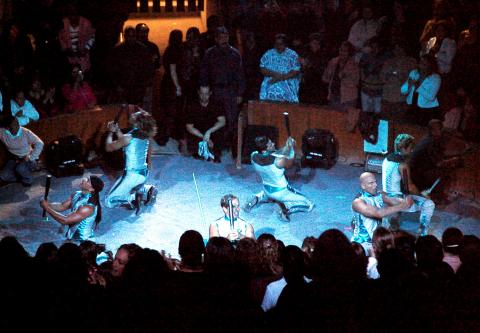 El frío estaba afuera del palenque, porque adentro ¡todo era calor y adrenalina pura! Con ropa y sin ropa, con sombrero y sin él, los seis integrantes de Sólo para Mujeres pusieron a sudar a las cerca de mil personas que fueron al redondel a comprobar si Sergio Mayer, Manuel Landeta, Poncho De Nigris, Roberto Assad, Eduardo Rodríguez y Xavier Ortiz “están tan bien” como parece en televisión