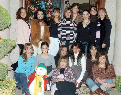 gr14122005_0
Alejandra Habib, Cecy  Perla, Mónica  , Cristina , Yadira, Mónica Sáenz, Angelina  Verano, Malula  Salazar, Gaby Belmont, Mary Tere Luna, Susy, Ale , Lorena de la Garza y Lorena Silveyra.