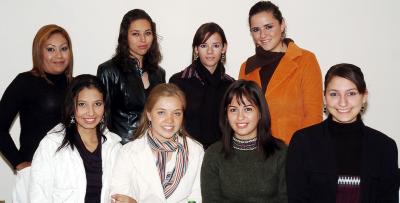 gr14122005_12 
Minerva  Díaz, Ileana y Cecy de la Torre, Alejandra Martíno, Alama Ruth, Elizabeth Vázquez, Alma Lorena Vázquez y otra amiga.