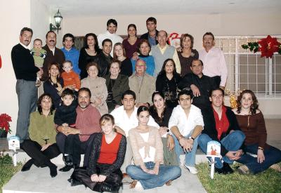 gr14122005_9 
Felices y rodeados de familiares, los señores Mariano y Asunción Cuerda celebraron su aniversario matrimonial.
