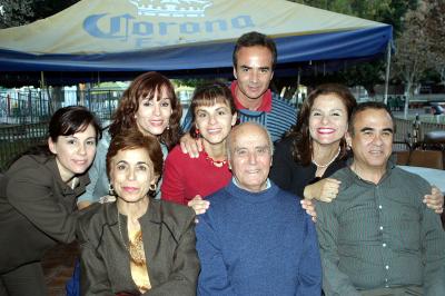 gr14122005_6 
El señior Javier Carmona Tovar recibió felicitaciones de sus familiares, en el festejo que le organizaron con motivo de sus 85 años de vida.