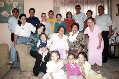 gr14122005_3 
Con motivo de sus 80 años de vida, la señora Olga R. de García disfrutó de una fiesta en compañía de familiares.