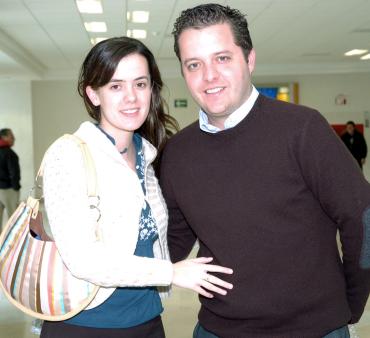 vi14122005_1 Mabela Díaz viajó a la Ciudad de México, la despidió Hernán Ramos.