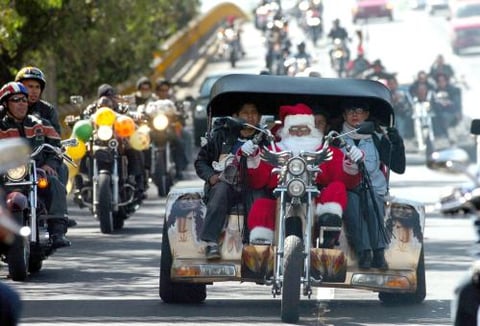 Miles se congregan para festejar el arribo de la Navidad en las calles con alegre desfile, cuya figura principal es Santa Claus.