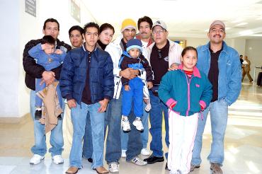 vi17122005_0 
Carlos García, Arturo Rojas y Ricardo García viajaron a Cancún, los despidieron la familia García Castañeda.