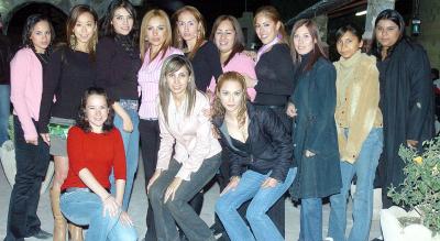 gr17122005_0
 Amigos y compañeros de carrera acompañaron a Peny Luján en su fiesta de graduación