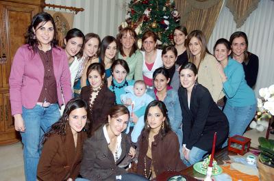 gr17122005_1 
Ana Carla Cuéllar acompañada por un grupo de amigas en una posada navideña
