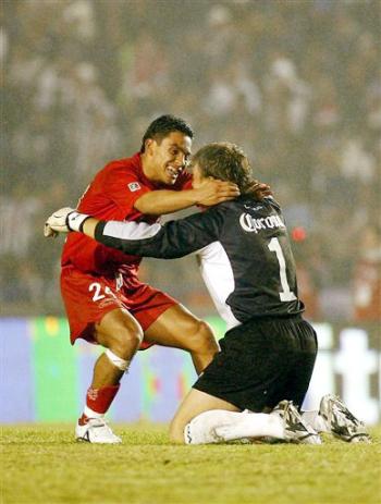 La desesperación cayó en un Monterrey que a nueve minutos del final dio por perdida cualquier reacción con la expulsión de Luis Pérez por doble amarilla luego de fingir una falta dentro del área, una muestra de lo que hacía por ese entonces el equipo local en este partido de vuelta.