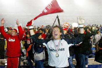 Con la ventaja en el marcador y con dos hombres más sobre la cancha, Toluca llevó las acciones en busca de un contragolpe dejando toda la iniciativa al Monterrey, que buscó, lo intentó pero siempre se topó con una bien parada defensa toluqueña.