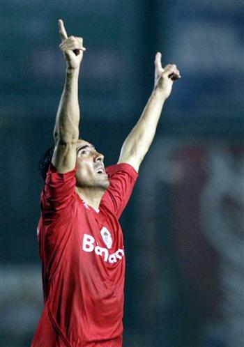 A partir de ese momento el conjunto visitante se adueñó por completo del balón, tocándolo de un lado para otro, pero sin animarse del todo a irse al frente y aprovechar el hombre de más que tenían sobre la cancha.
