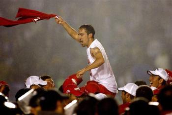 El contragolpe era el arma con la que Toluca en un principio buscó hacer daño al conjunto regiomontano y muy cerca estuvo de hacerlo, apenas al minuto 12, cuando una descolgada por derecha dejó a Carlos Esquivel dentro del área, de donde sacó un disparo que Christian Martínez alcanzó a rechazar.