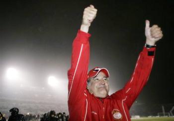 Con este resultado, el argentino Américo Gallego, técnico de Toluca, se consagró como monarca en su primera temporada en el balompié mexicano, mientras Monterrey perdió por segunda ocasión una final en su propio estadio, además de que finalizó el duelo con tres jugadores menos. 


Aquí el directivo Lebrija celebra el triunfo de los Diablos que fueron a Monterrey a quitar el campeonato al equipo norteño.