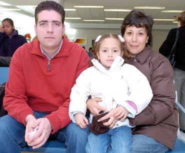 vi_18122005_3
 Abtibui Pérez, Javiera Jaurena y Aranzazú Pérez viajaron al DF