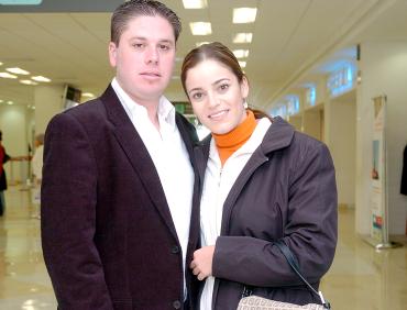 vi_19122005_2 
 Fabio Pérez viajó a Colombia, lo despidió Anilú Karam