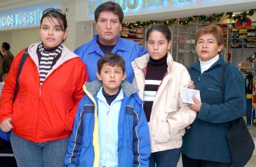 vi_19122005_3 
 Elena Hernández viajó  a Tijuana, la despidió la familia Hernández Delgado
