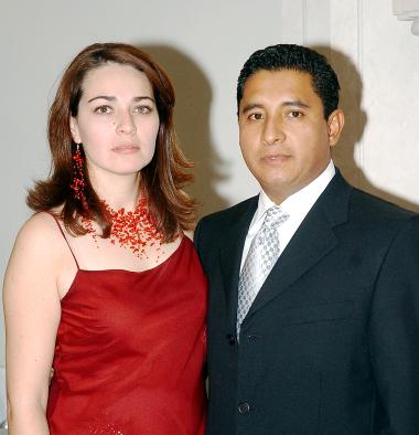 pa_19122005_1 
 Sandra Nungaray y Alberto Hernández.